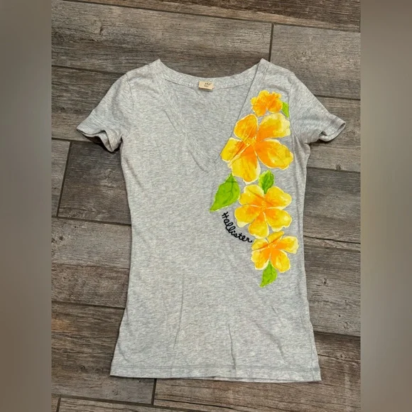 Hollister Heather Gray Tee - Picture 2 of 4